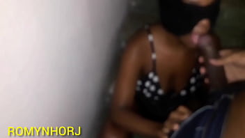 Novinha de shortinho dando pro pirocudo na casa em obra botou o shortinho pro lado tomou pirocada