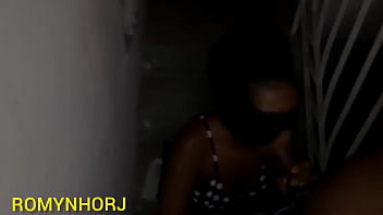Novinha de shortinho dando pro pirocudo na casa em obra botou o shortinho pro lado tomou pirocada