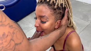 Fodeu cu e buceta da safada rebeca olew na pele e jogou leite dentro do cu