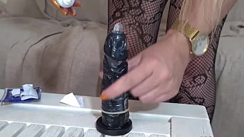 Garganta profunda com brinquedos gigantes no cuzinho e na buceta com amiga