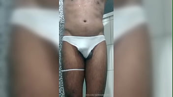 Putinha may lopes no banheiro de calcinha