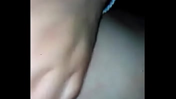 Tocándose su puchita con sus dedos