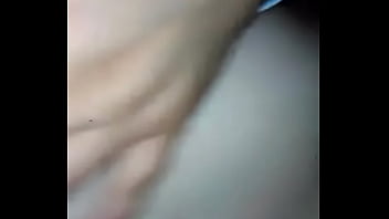 Tocándose su puchita con sus dedos