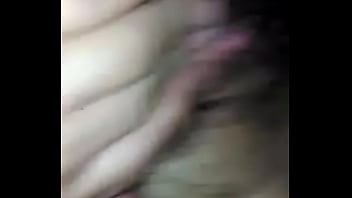 Tocándose su puchita con sus dedos