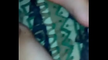 Tocándose su puchita con sus dedos