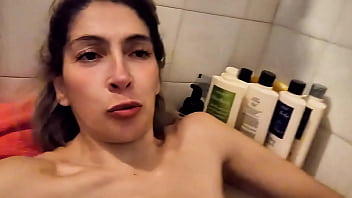 Vídeo de verificación agotada mojada desnuda cansada