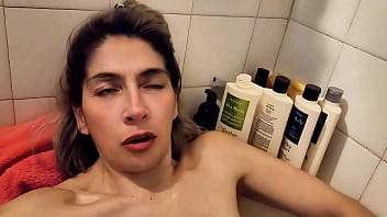 Vídeo de verificación agotada mojada desnuda cansada