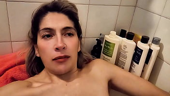 Vídeo de verificación agotada mojada desnuda cansada