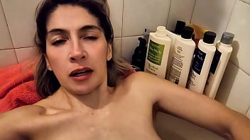 Vídeo de verificación agotada mojada desnuda cansada