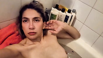 Vídeo de verificación agotada mojada desnuda cansada