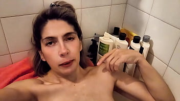 Vídeo de verificación agotada mojada desnuda cansada