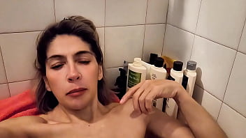 Vídeo de verificación agotada mojada desnuda cansada