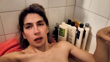 Vídeo de verificación agotada mojada desnuda cansada