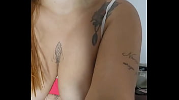 Batendo siririca e rebolando a raba na chamada de vídeo