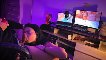 Minha amiga me viu jogando mas ela queria gozada na cara e que eu comesse ela a noite toda