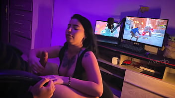 Minha amiga me viu jogando mas ela queria gozada na cara e que eu comesse ela a noite toda