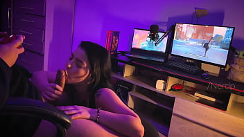 Minha amiga me viu jogando mas ela queria gozada na cara e que eu comesse ela a noite toda