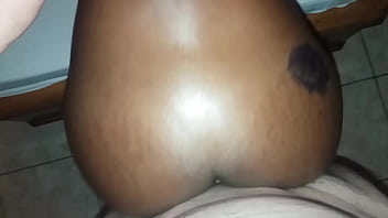 Homem fode a garota desconhecida na noite de carnaval