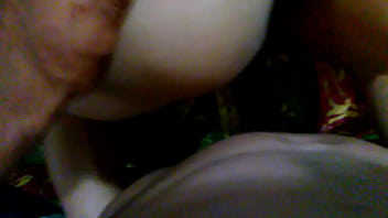 Se acomoda la verga en su panochita