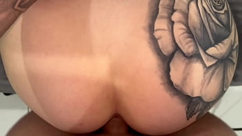 Meu amigo saiu e a namorada dele pediu pra eu ajudar ela a dar o cu parte 3