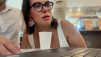 Ataquei a rola do corretor e mostrei que sou ótima pagadora boquete