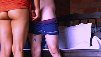 Madrastra y el compañero de su herm