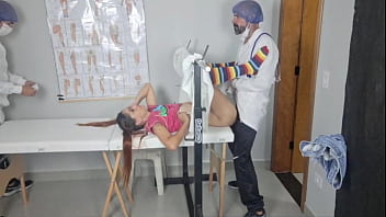 Equipe de ginecologistas atende a primeira vez da paciente