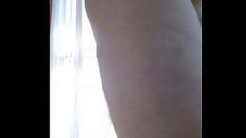 Olhando minha madrasta dançando e rebolando tirando toda a roupa oque vocês acham