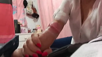 Madrastra golosa me chupa la verga cuando nos dejan solos en casa y se traga todo mi semen