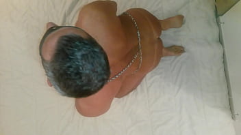 Mâle nu et attaché attendant sa maîtresse