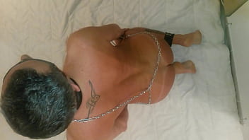 Mâle nu et attaché attendant sa maîtresse