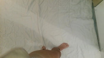 Mâle nu et attaché attendant sa maîtresse