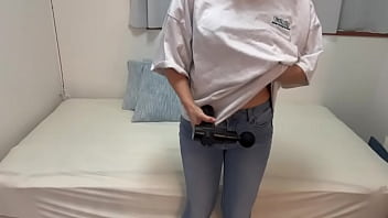 お気に入りのぴちぴちのスキニージーンズを履いたまま、パンツがすぐ濡れちゃうくらいデンマ当てました。オナニーってやっぱり気持ちぃね… お気に入りのぴちぴちのスキニージーンズを履いたまま、パンツがすぐ濡れちゃうくらいデンマ当てました。オナニーってやっぱり気持ちぃね…