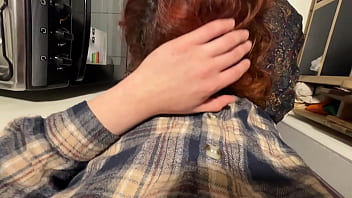 La pongo a chupar en la cocina