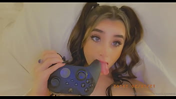 Hot teen babe fucks herself with an xbox controller