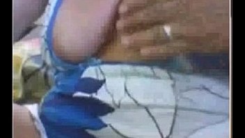 Coroa exibindo peitos e buceta com piercing no batepapo