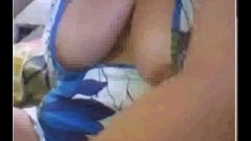 Coroa exibindo peitos e buceta com piercing no batepapo