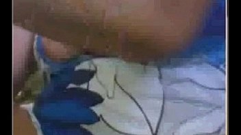 Coroa exibindo peitos e buceta com piercing no batepapo