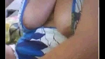 Coroa exibindo peitos e buceta com piercing no batepapo