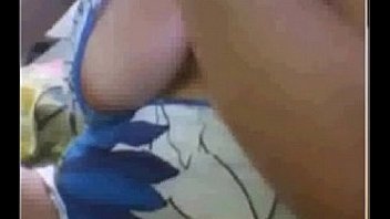 Coroa exibindo peitos e buceta com piercing no batepapo