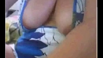 Coroa exibindo peitos e buceta com piercing no batepapo