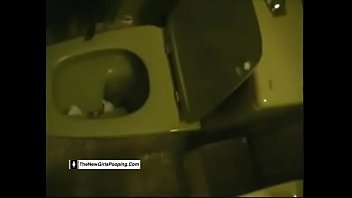 Chica hermosa haciendo del baño