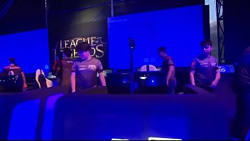 Mylon dando backdoor com pau explodindo de duro