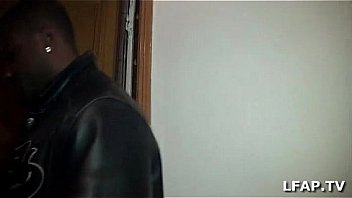 Une libertine coquine nous montre comment elle suce son mec