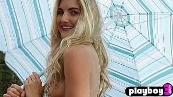 Sexy babe shows perfect body