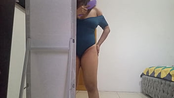 La puta de la hijastra se le sale un orgasmo al frente del espejo esas tetas le brincan sin parar y su coño mojado