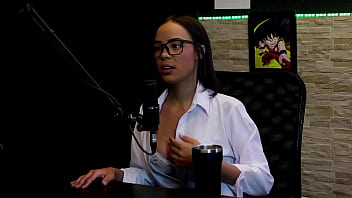 Morena gostosa faz stripper mostra os lindos peitos e a buceta apertadinha após falar que frequentava boates e não quis ser feita de besta alice vasconcelos watch sheer red