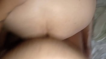 Follando a la abuela de mi novia cuando ella anda trabajando le dejo el coño lleno de leche