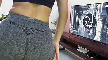 Cunhada tava alongando e mandou rasgar seu short e chupar seu cuzinho