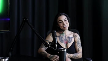 Gostosa demonstra seu gemido depois de dizer que se não souber usar o pau que saiba usar a língua e os dedos e quando foi pra londres lexi mallet sheer red